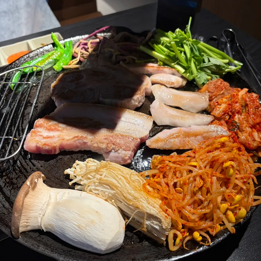 솥뚜껑 불판에서 구워지는 오겹살