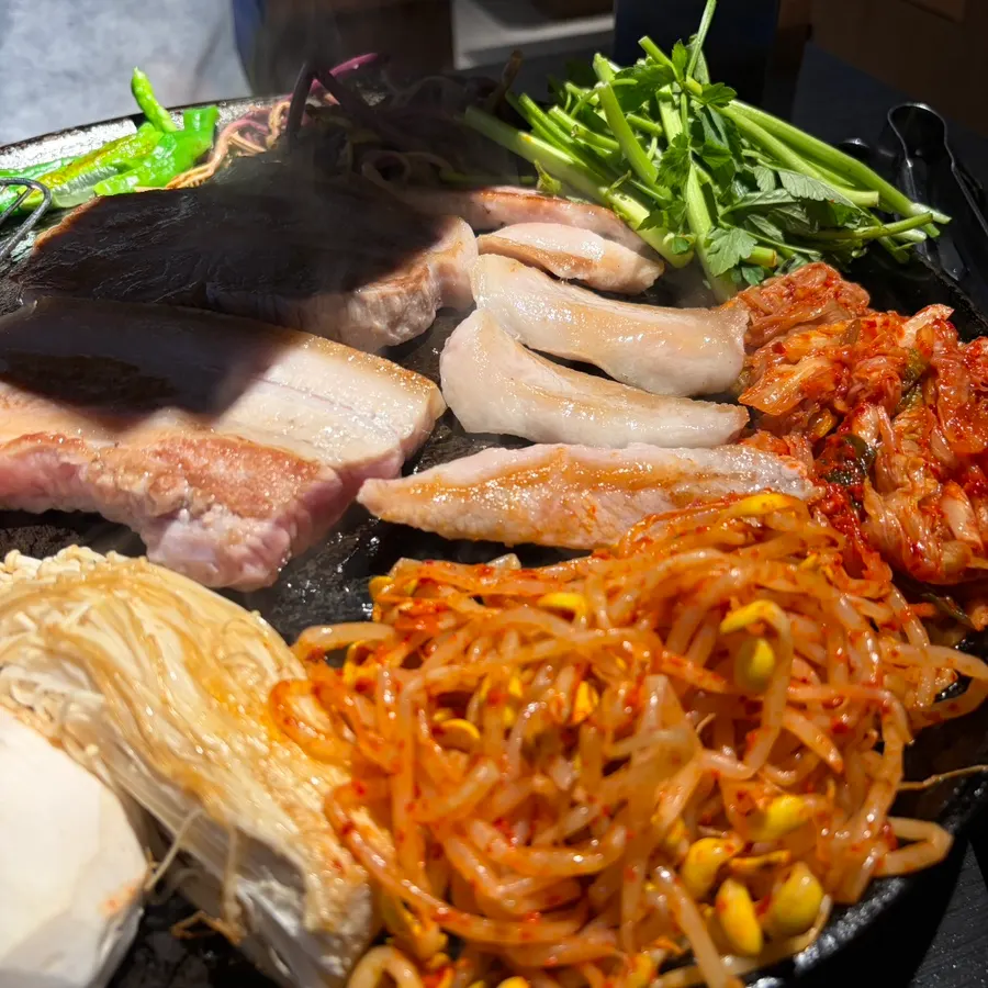 불판 위 꽈리고추와 버섯 곁들임