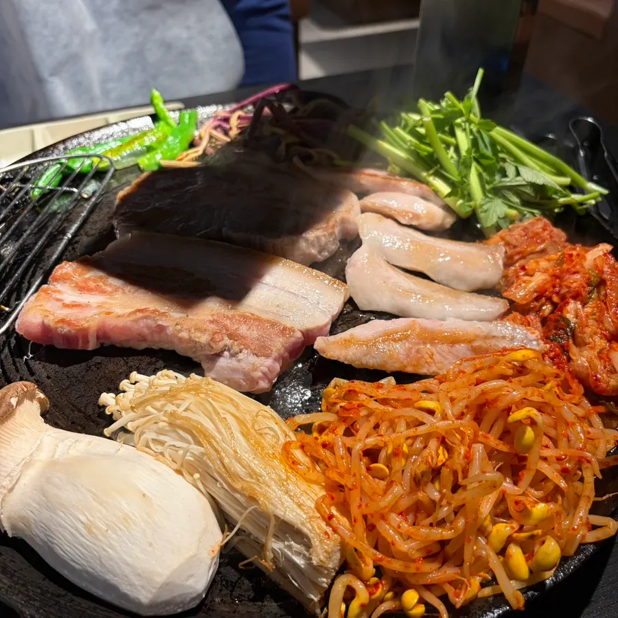 고사리와 콩나물무침이 함께 익는 불판