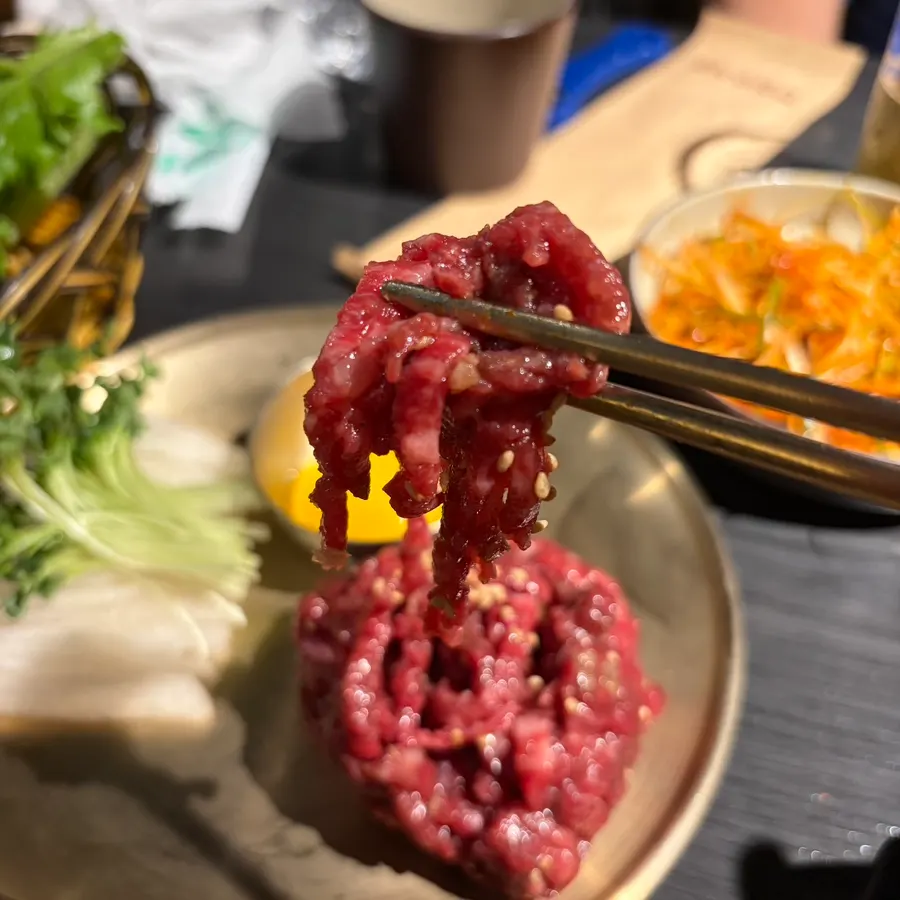생와사비를 올린 고기 쌈