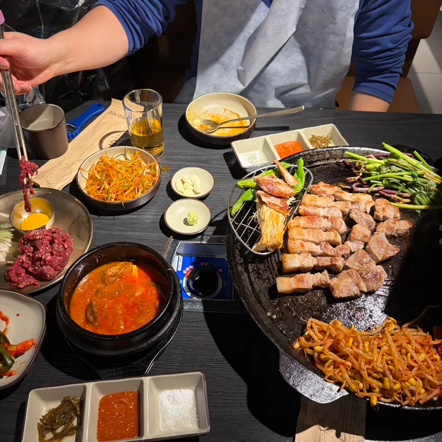 무순과 배, 노른자를 올린 육회 플레이팅