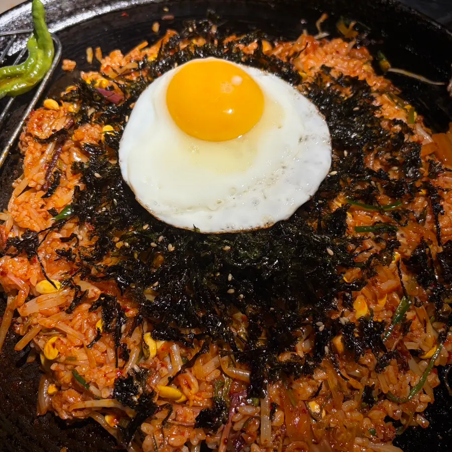 칸으로 나뉜 테이블 좌석 배치