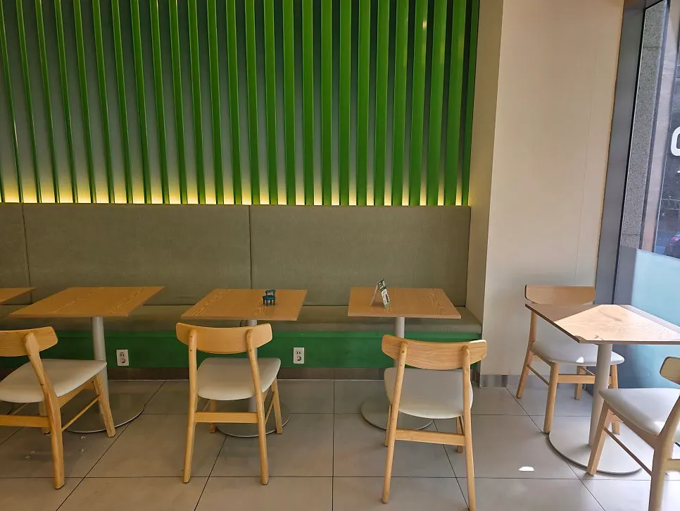 Salering store with kiosk ordering