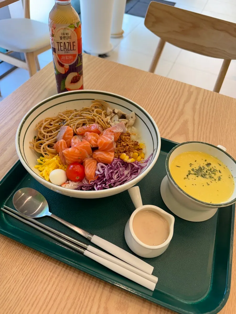Table setting for the poke set at Salering Gyodae Direct Store
