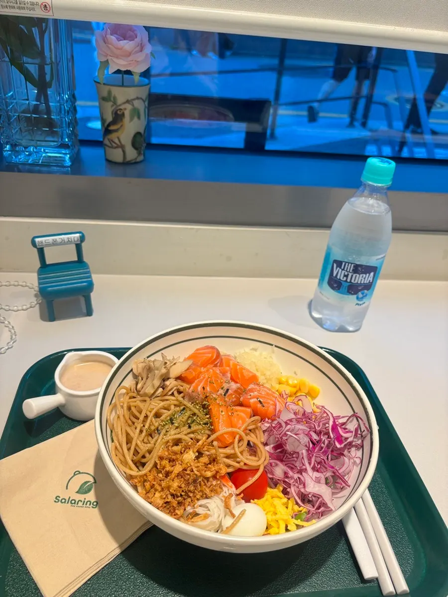 연어 100g이 올라간 리얼 생연어 비빔포케