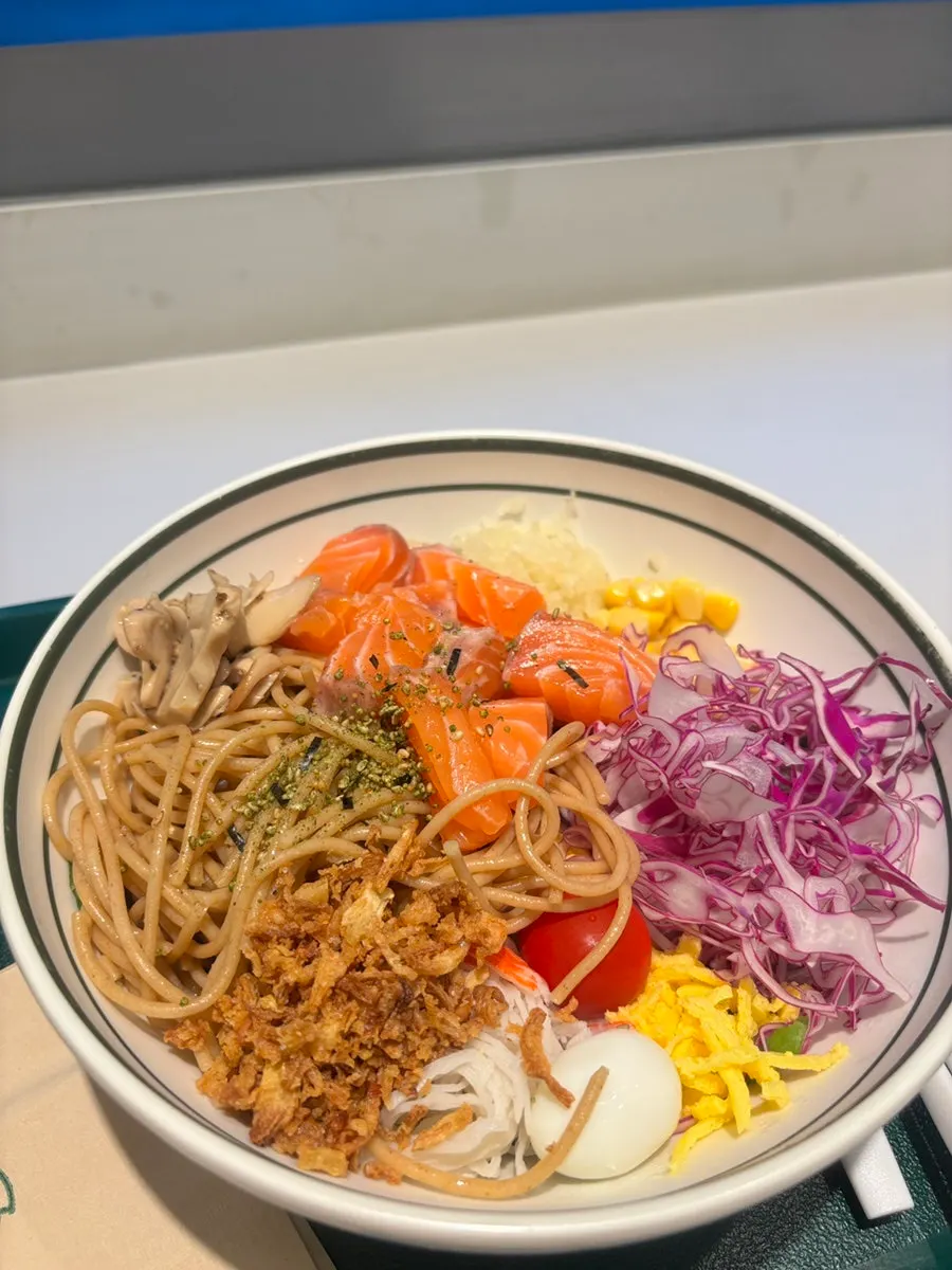 양배추와 방울토마토, 메추리알이 담긴 포케