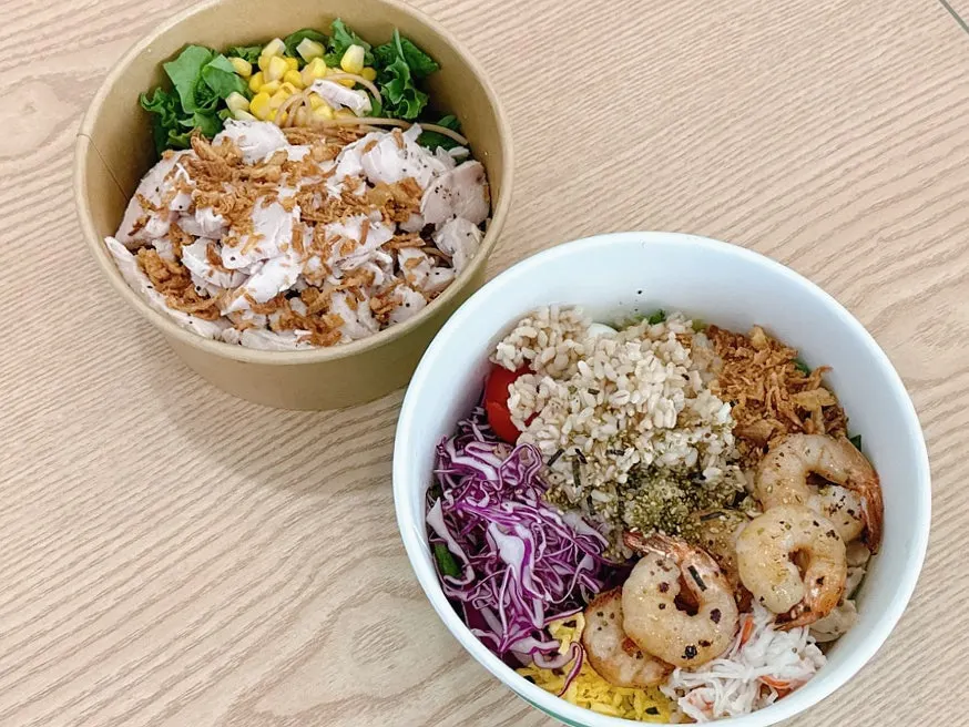 테이블에 차려진 비빔포케와 파스타 한 상