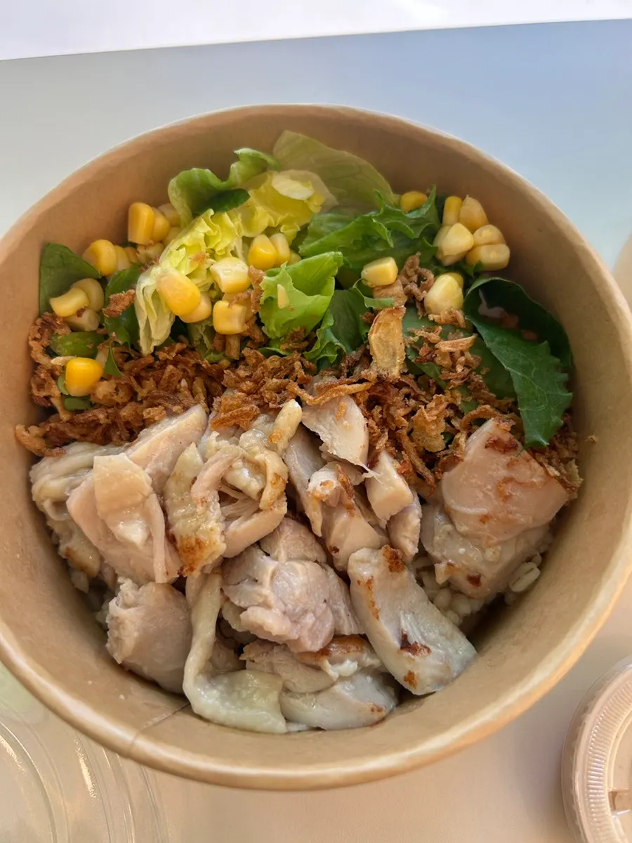Bowl topped with 150g of chicken breast