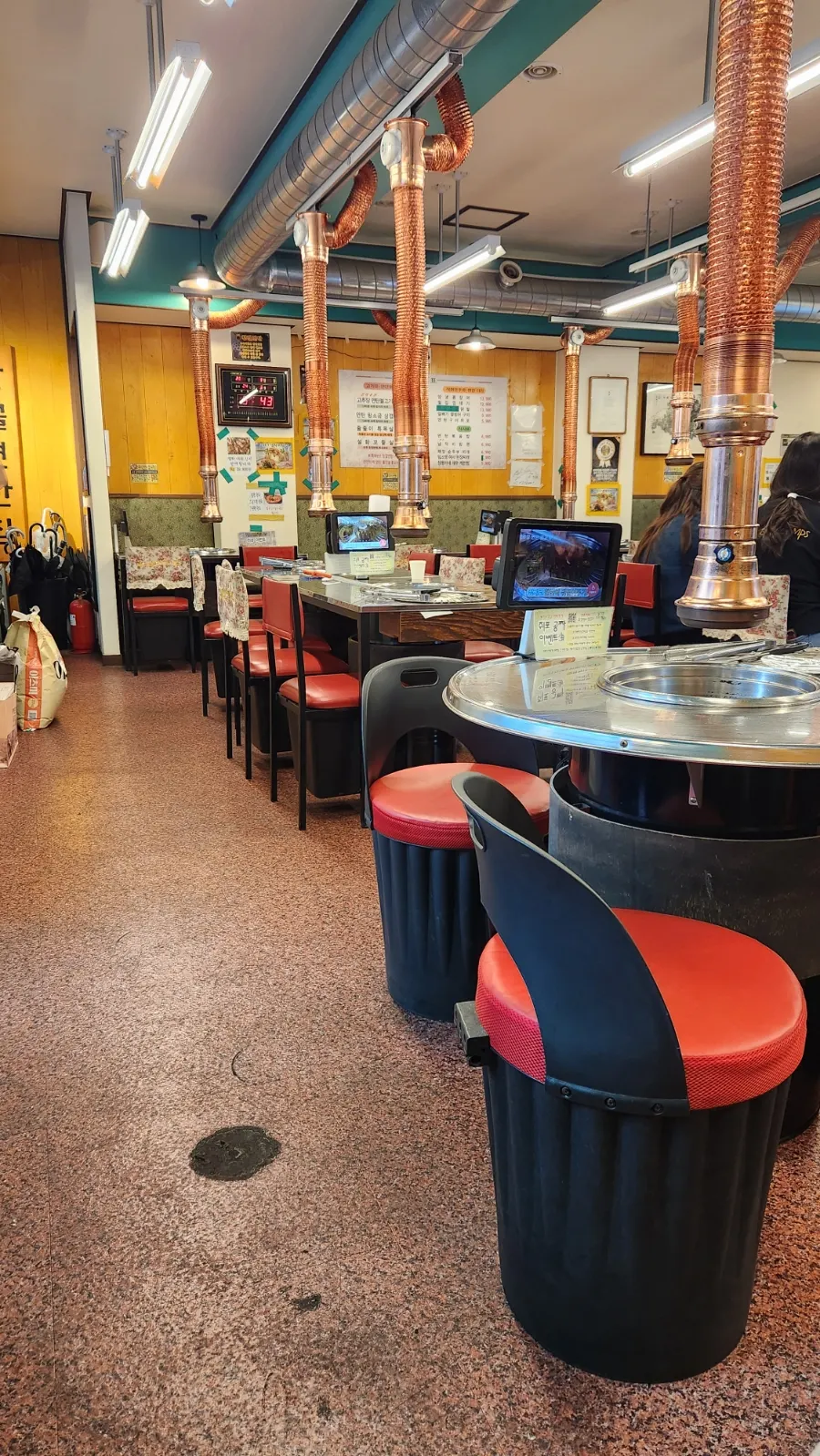 Interior of Galgol Yeontanjip Seocho Gyodae Branch with generous table spacing