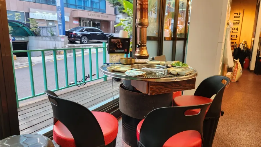 Charcoal grill table seating at Galgol Yeontanjip Seocho Gyodae Branch