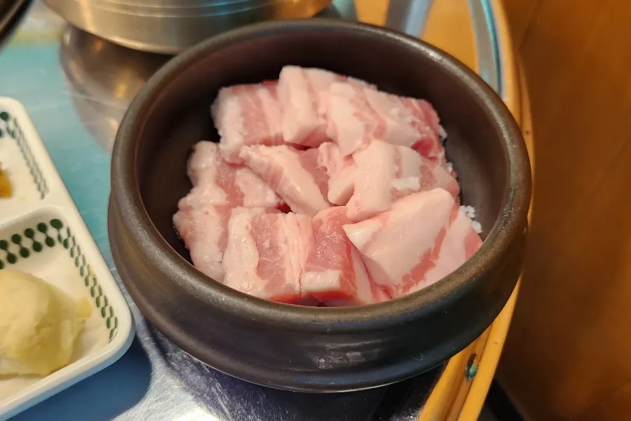 Raw charcoal salt-grilled pork belly plate made with Korean pork