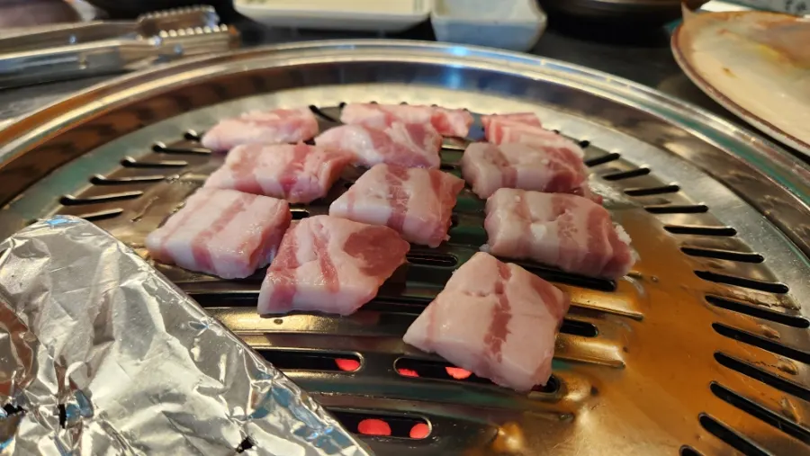 Salt-grilled pork belly on the charcoal grill plate