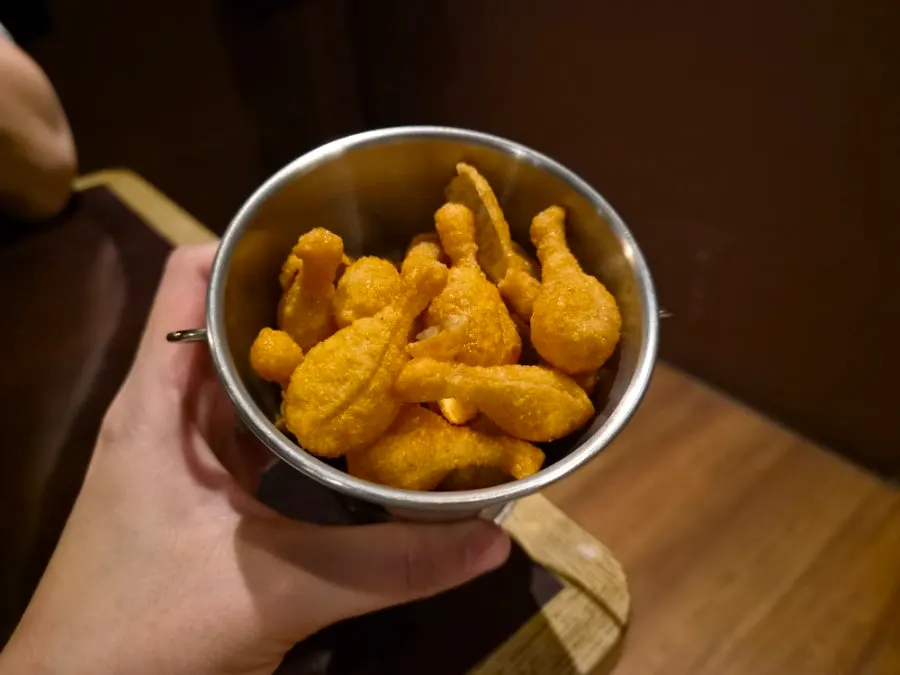 칸막이 좌석 테이블에 놓인 기본 안주와 소주