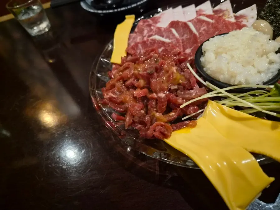 노른자를 올린 육회 클로즈업