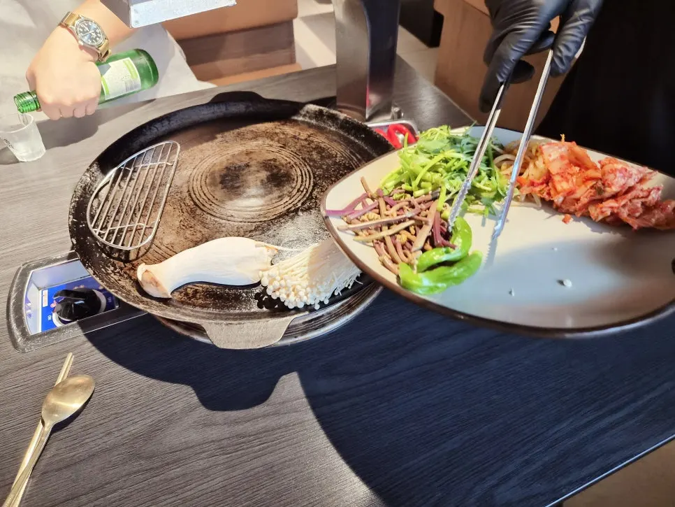 상추쌈과 파절이 등 밑반찬 상차림