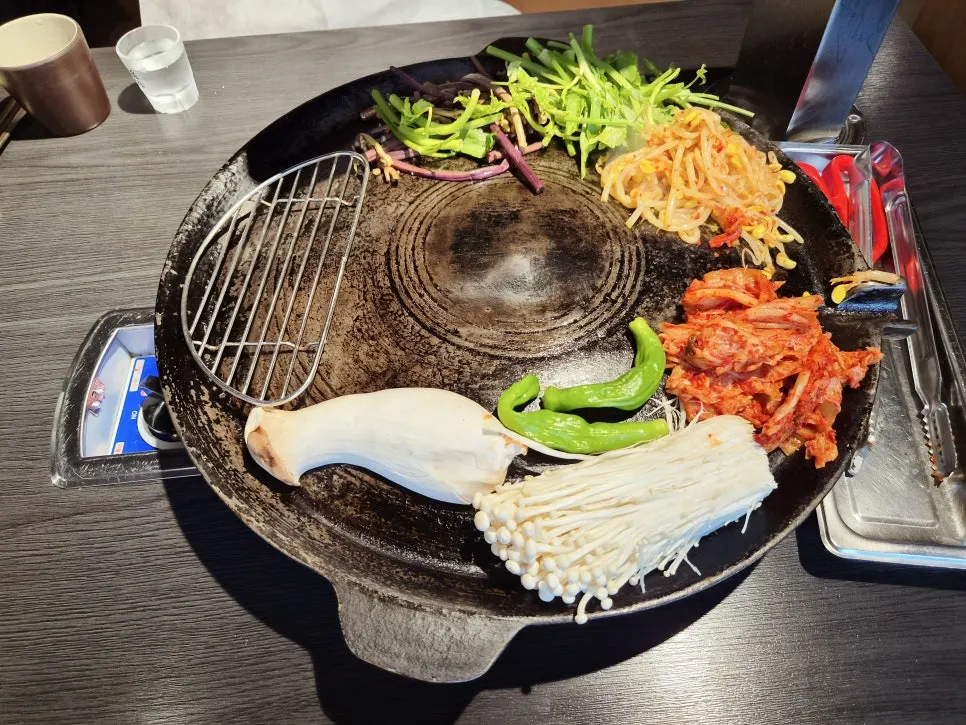 고기에 곁들이는 특제 소스와 절임 반찬