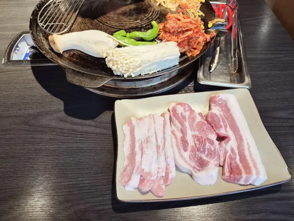 오겹살 목살 항정살이 담긴 고기모듬 접시