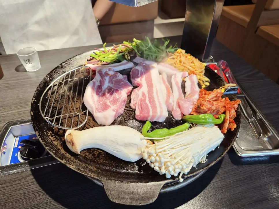 두툼하게 썰린 한돈 오겹살 클로즈업