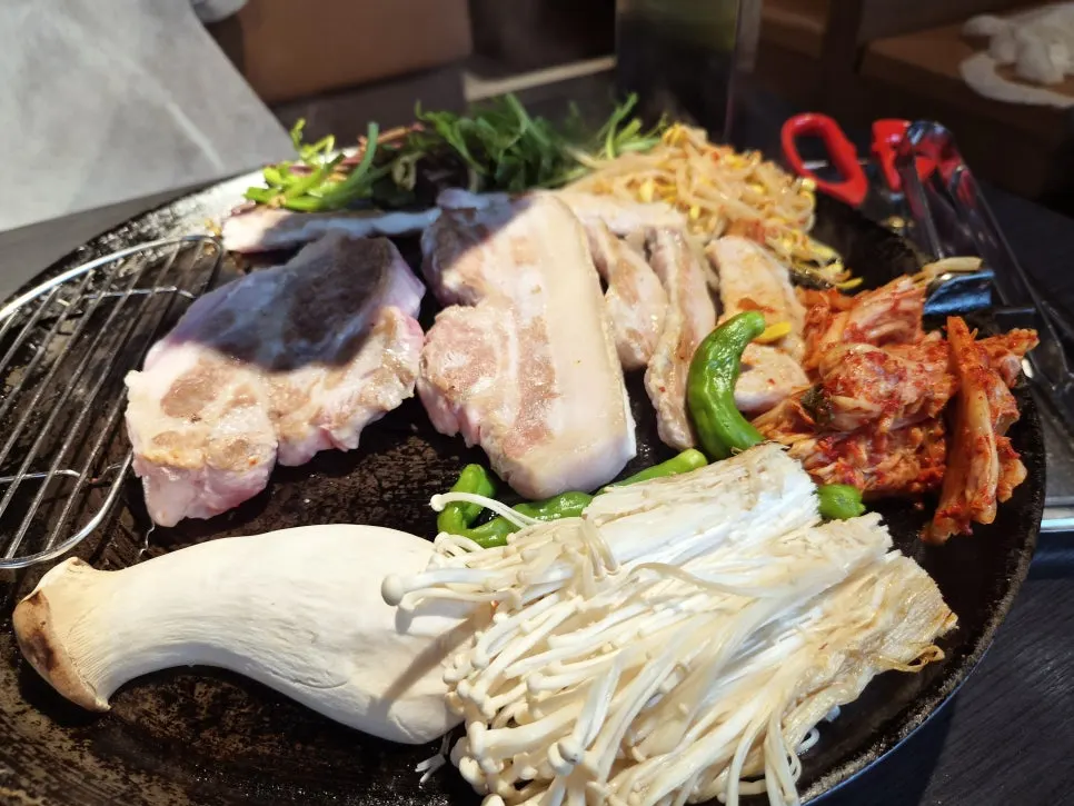 기름기가 고르게 퍼진 항정살