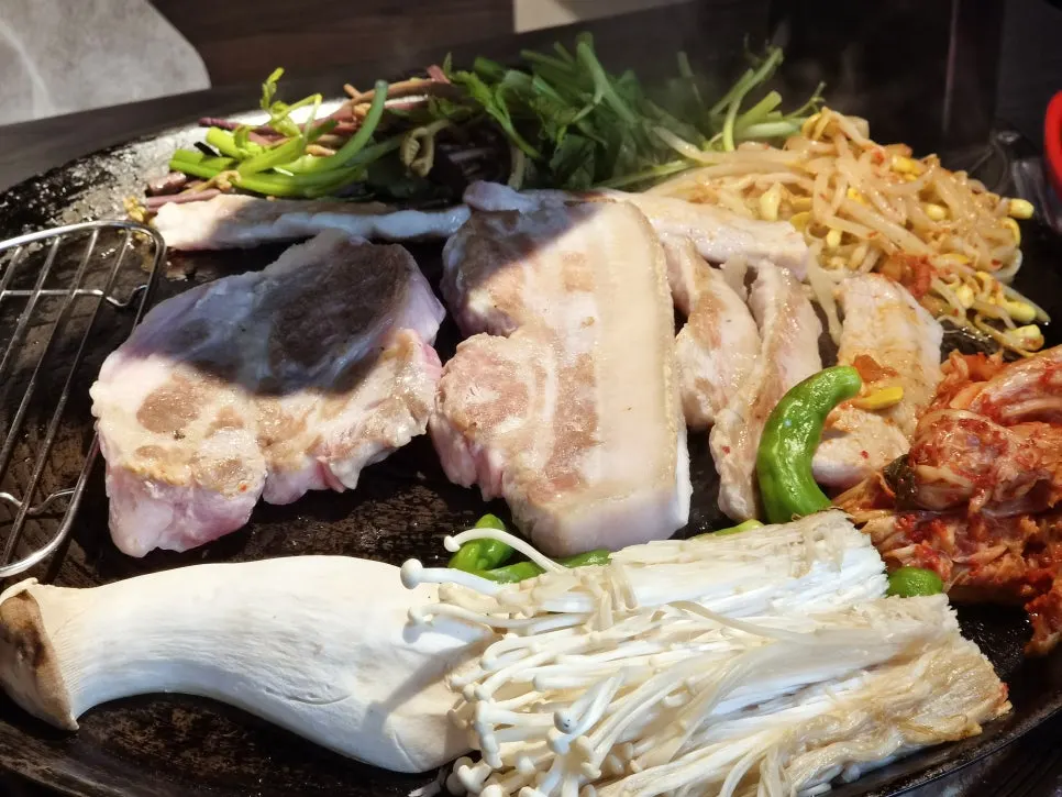 뚝배기에 끓여 나온 한돈 김치찌개