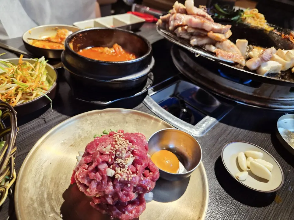 김치와 돼지고기가 든 김치찌개 국물