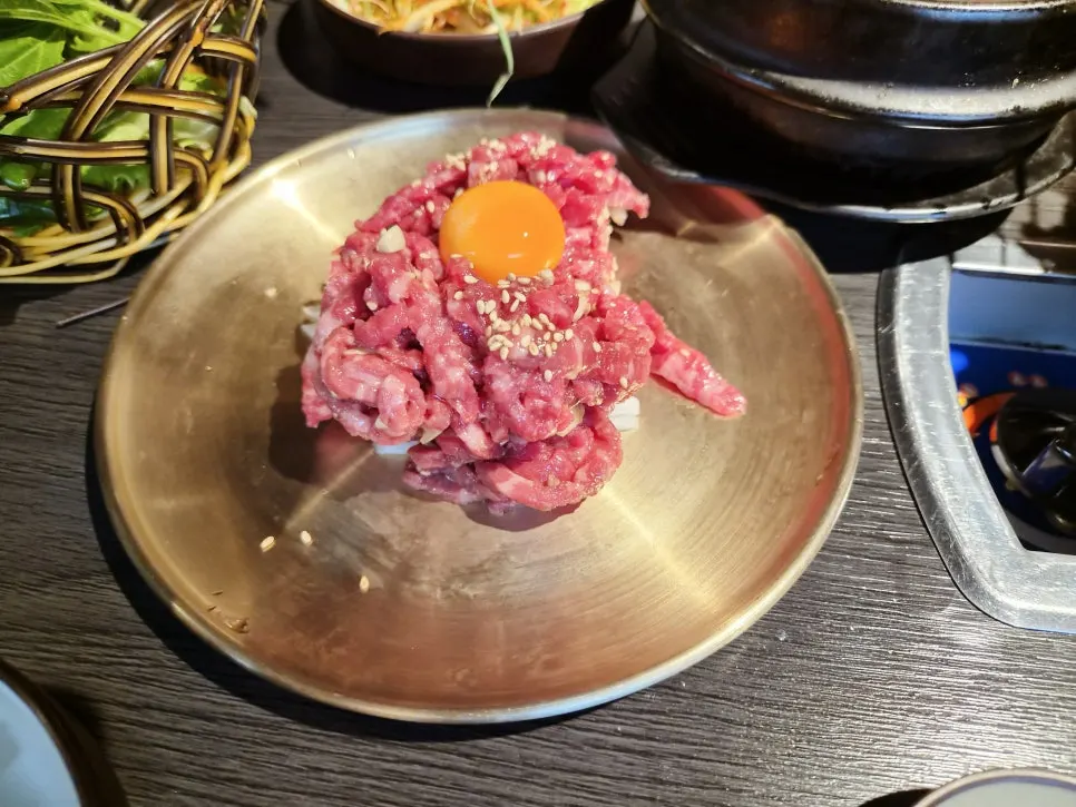고기와 찌개가 함께 차려진 테이블 전경