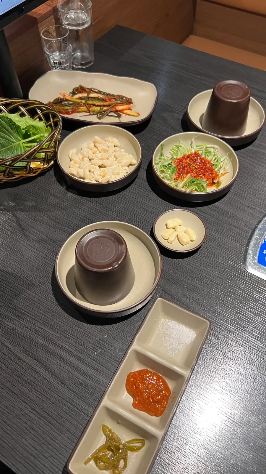 Table with the cauldron-lid grill plate at Sodangkkae O-gyeopjip
