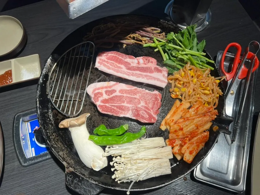 A plate of yukhoe mixed with pear