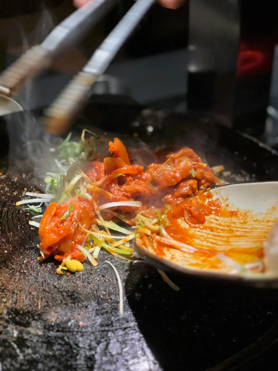 Kimjaban fried rice pressed thin on the cauldron lid