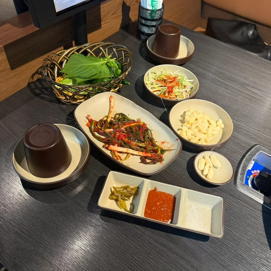 파절이김치와 쌈채소 기본 반찬 세팅