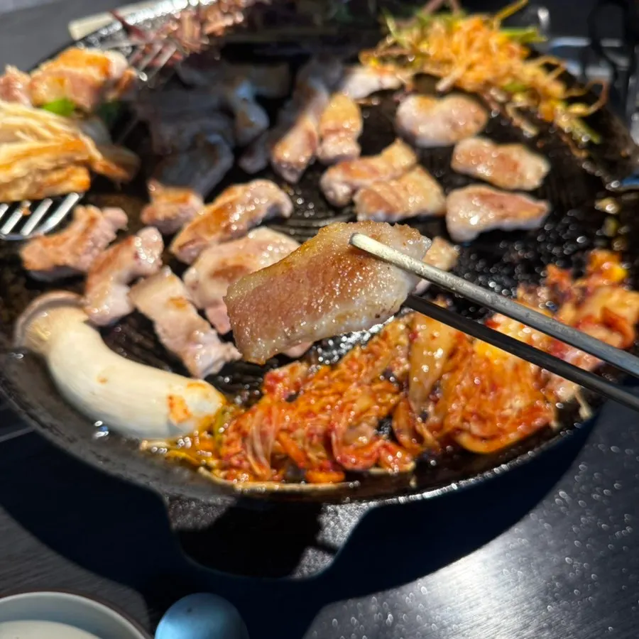 직원이 구워주는 삼겹살 솥뚜껑구이