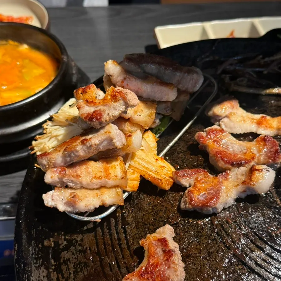 구운 김치와 함께 익은 고기