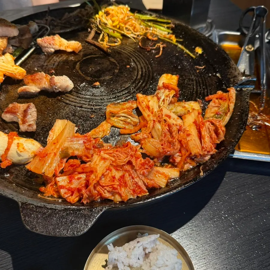 미니 판에 옮겨진 구운 고기