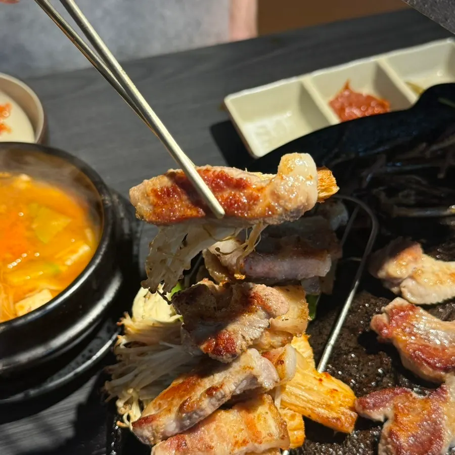 노릇하게 익은 오겹살 조각