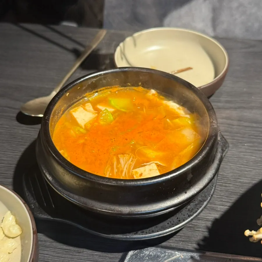 쌈채소에 올린 고기 한 점