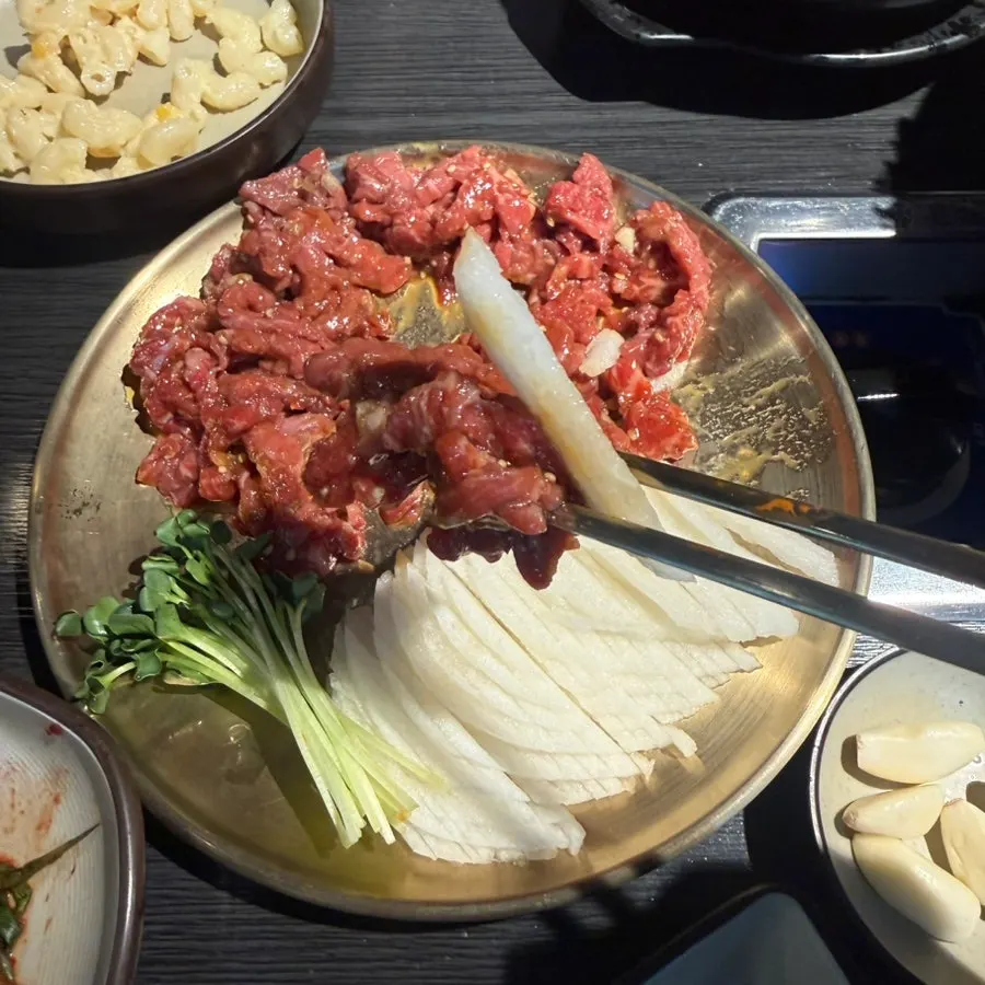 무순과 배, 노른자를 곁들인 육회
