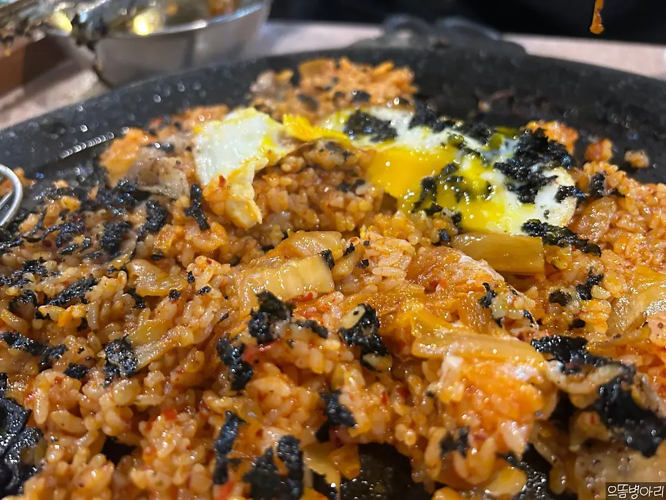 식사 마무리 무렵 교대패 테이블