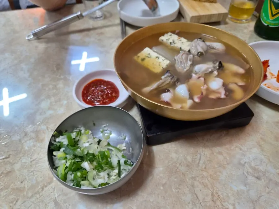 Bowl of Chungmu gomtang with added Tongyeong oysters
