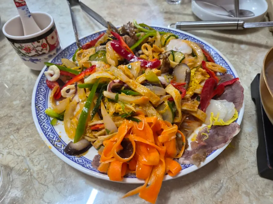Sea cucumber, octopus, and other ingredients in the yangjangpi