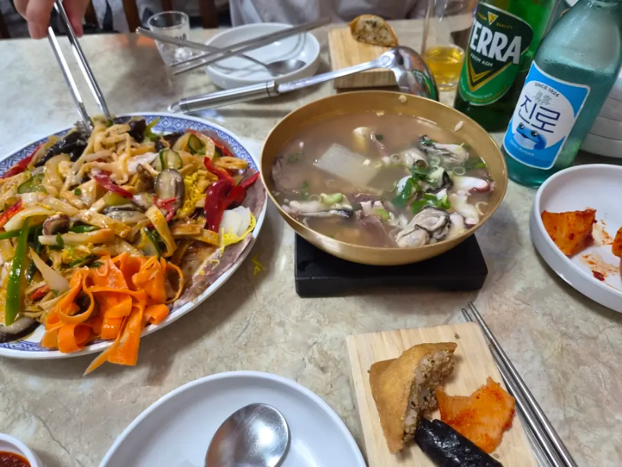 Tongyeong oysters added to the Chungmu gomtang