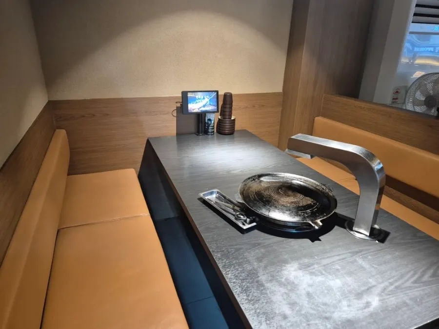 2nd-floor hall of Sodangkkae O-gyeopjip with booth partitions