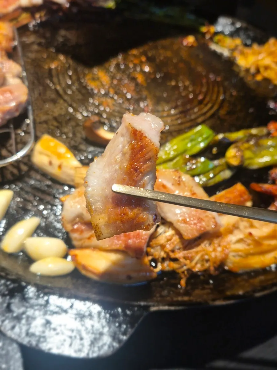 Chewy grilled pork jowl