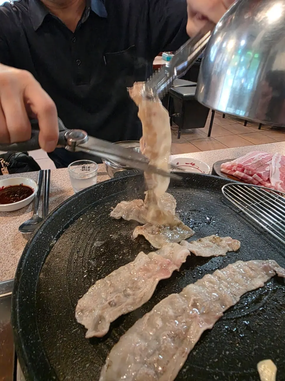 불판에서 익어가는 냉장 생대패삼겹살