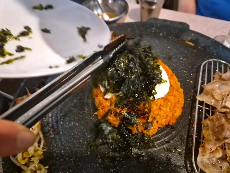 김가루 올린 볶음밥 마무리