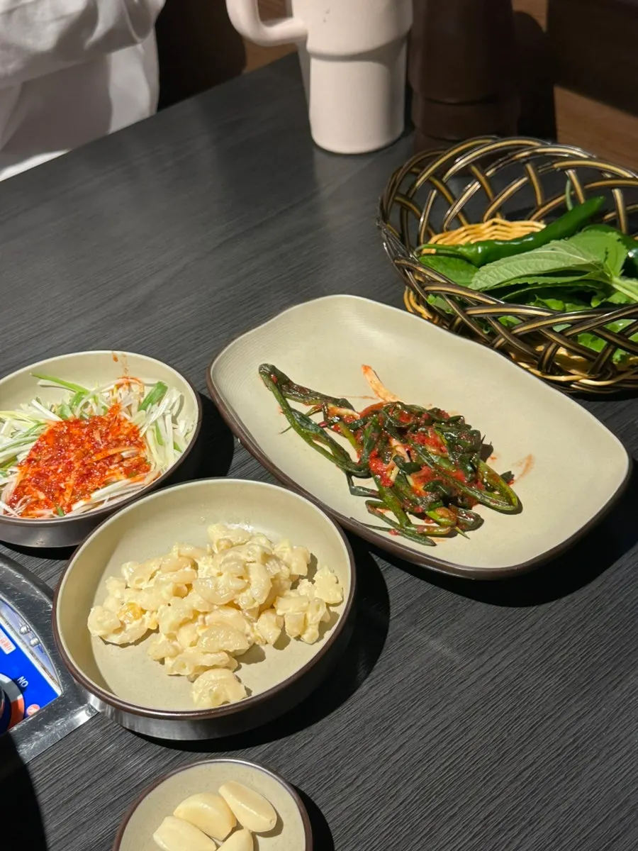 Sodangkkae O-gyeopjip hall with wide spacing between tables