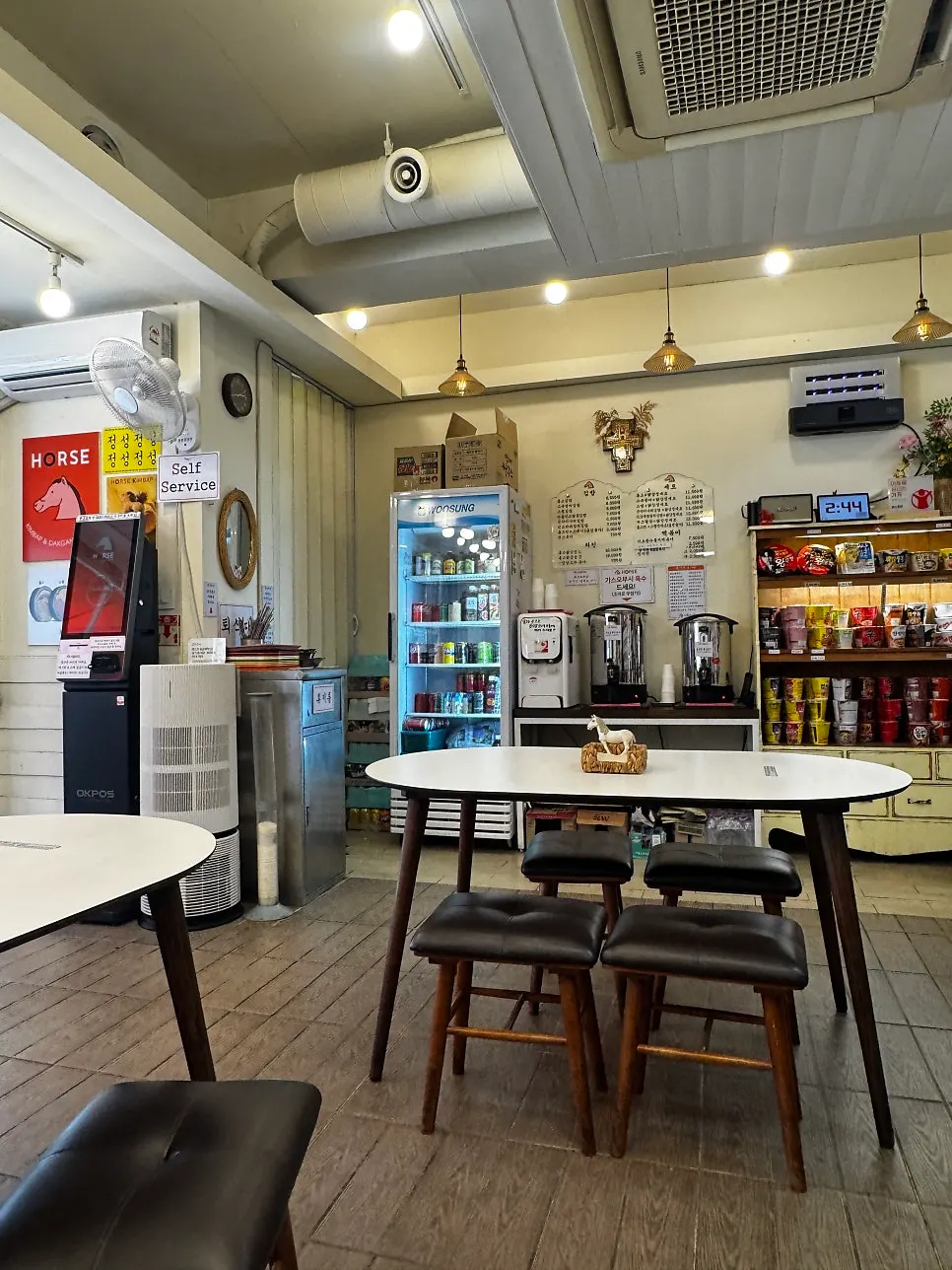 Spaciously arranged 2–4 person table seating