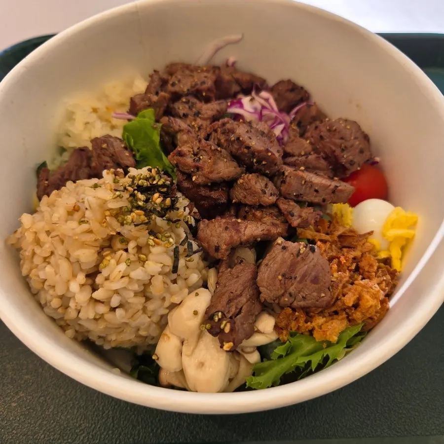 Poke bowl with brown rice, vegetables and onion chips