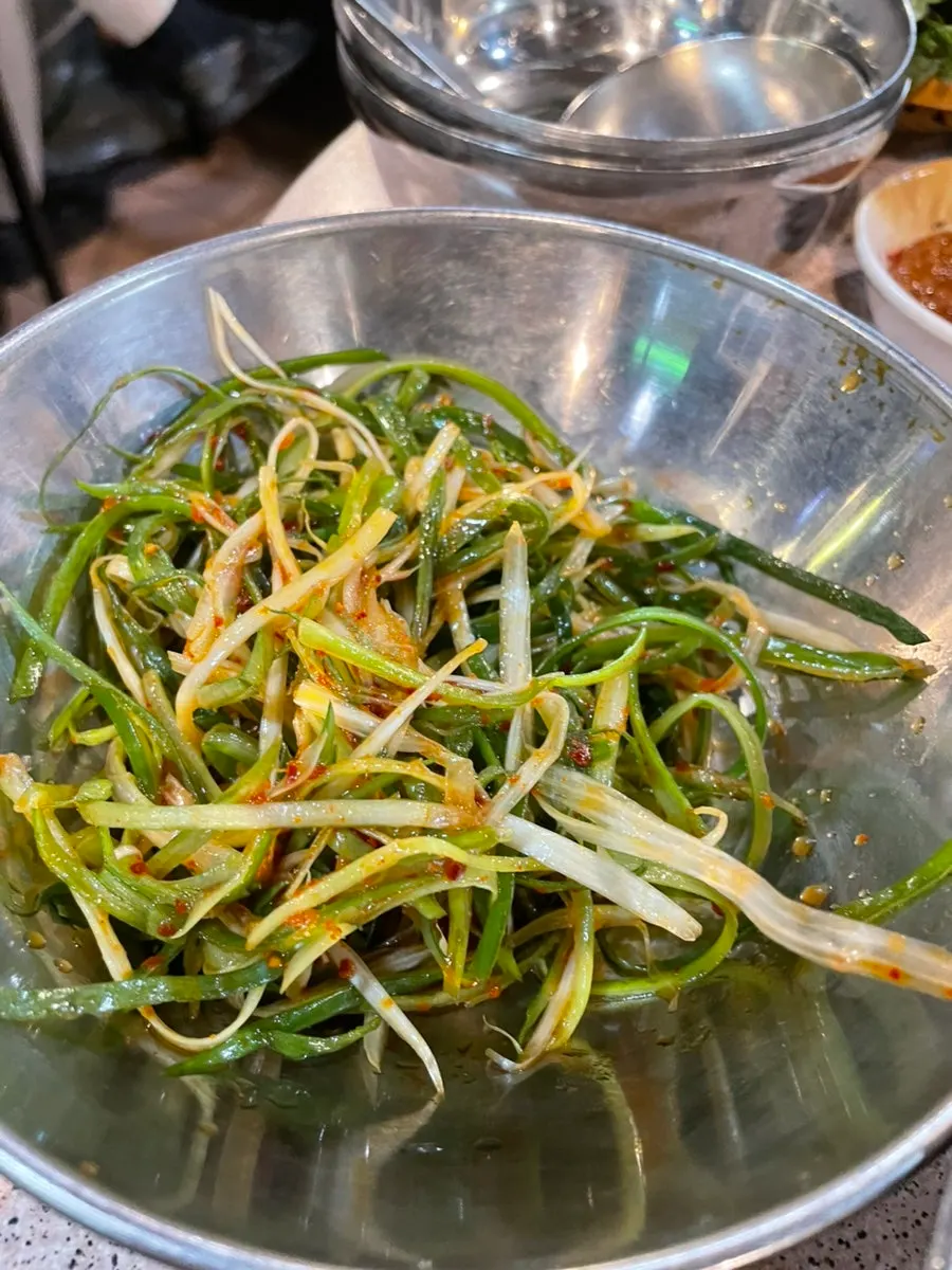 콩나물과 파절임 밑반찬 접시