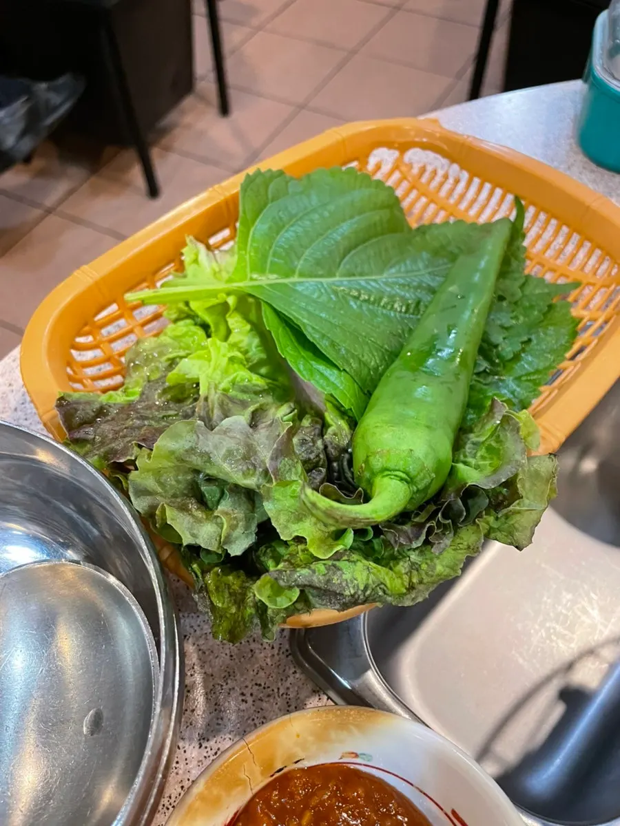 쌈채소와 김치, 무생채 반찬 구성