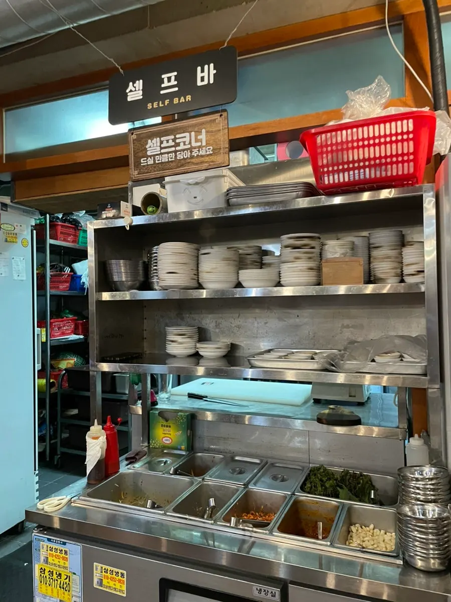 불판 위에 올린 김치와 밑반찬